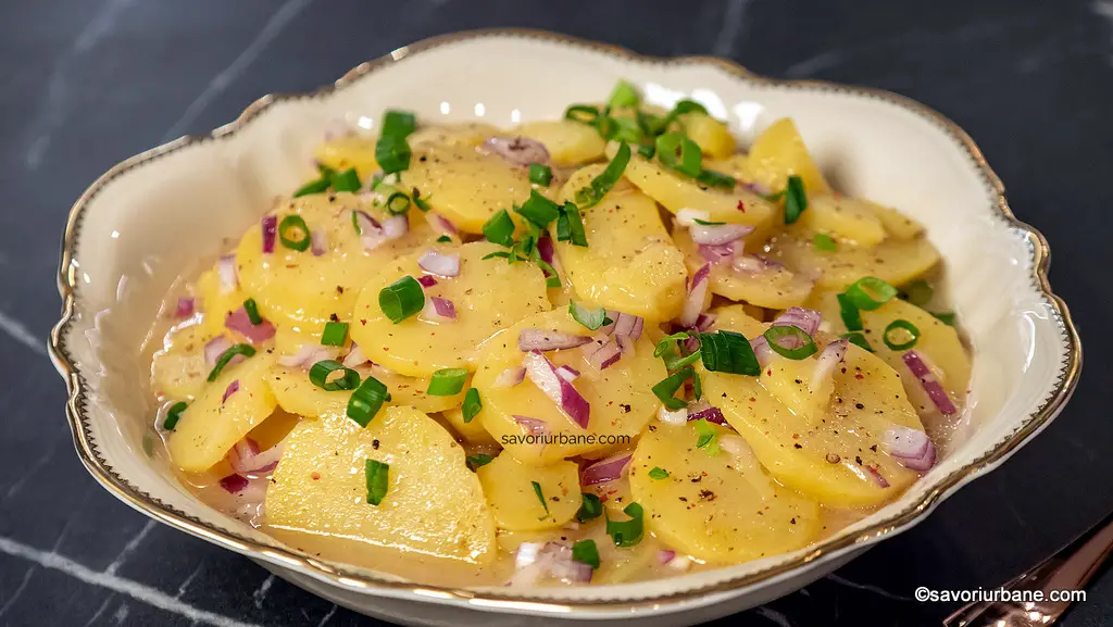Salată vieneză de cartofi cu ceapă și dressing cald (VIDEO) – garnitura pentru Wiener Schnitzel