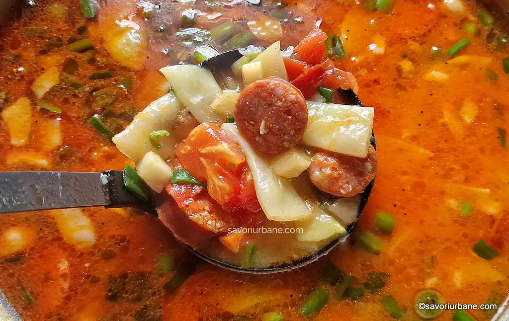 Supă ungurească de fasole verde (ciorbă de păstăi) cu cârnați afumați și smântână (Zöldbableves)