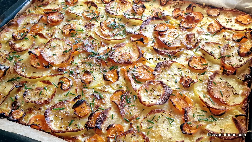Turtă crocantă din legume (dovlecei, cartofi, morcovi) cu brânză – rețeta italiană de schiacciata di verdure