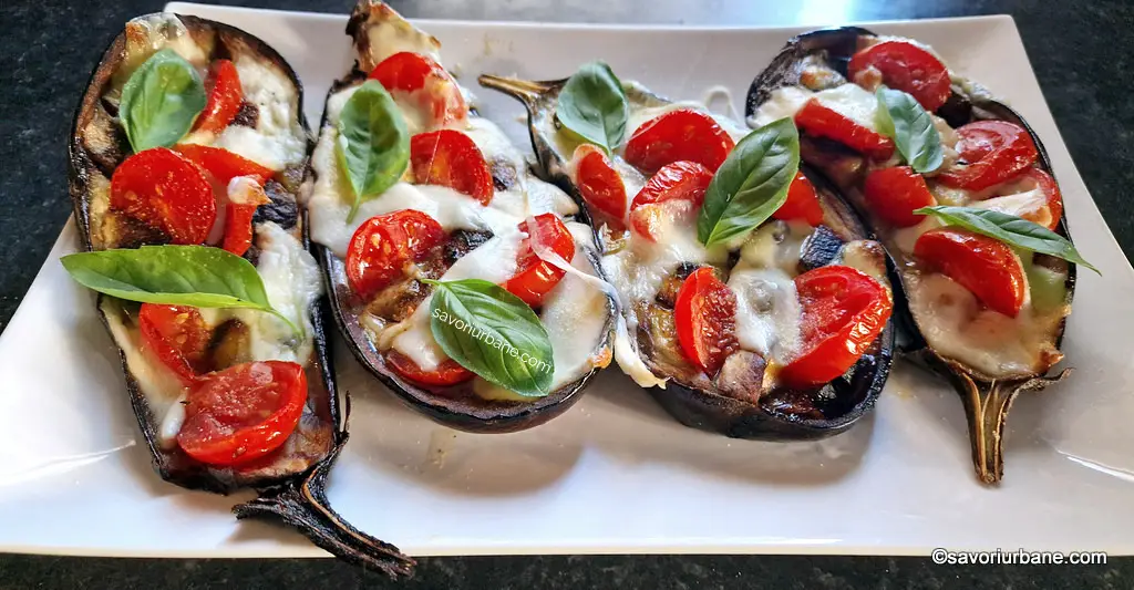 Vinete alla caprese cu mozzarella și roșii – crestate și gratinate (la cuptor)
